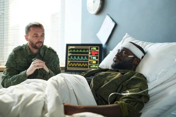 Junger Afroamerikanischer Soldat Mit Bandagiertem Kopf Liegt Krankenhausbett Während Sein — Stockfoto