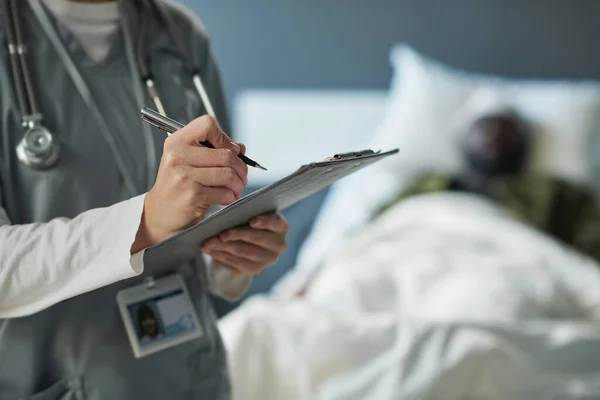 Mão Jovem Enfermeira Com Caneta Sobre Documento Médico Fazendo Prescrições — Fotografia de Stock