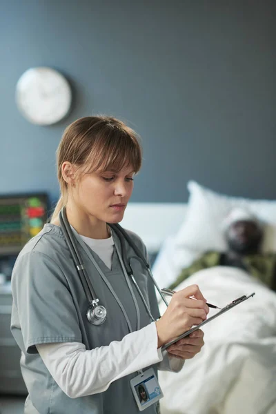 Молодая Медсестра Медицинском Халате Выписывает Медицинские Предписания Пациенту Военного Госпиталя — стоковое фото