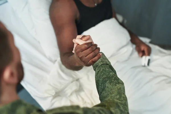 Alto Ângulo Aperto Mão Soldado Afro Americano Ferido Seu Amigo — Fotografia de Stock