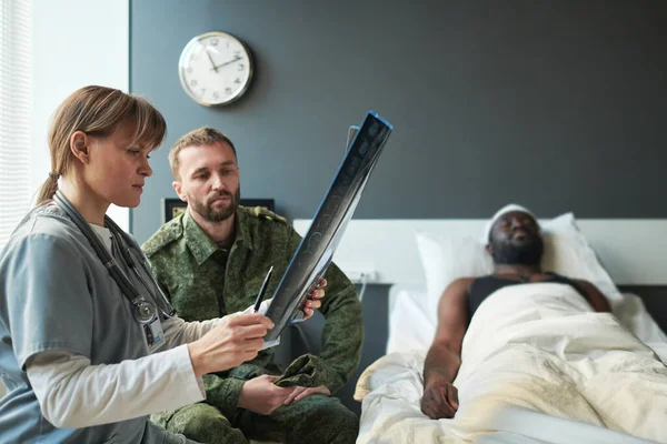 Ung Sjuksköterska Eller Radiolog Visar Soldat Militär Uniform Resultat Hjärnskanning — Stockfoto