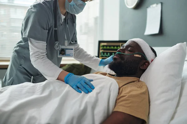 Inyección Recortada Enfermera Con Máscara Guantes Cuidando Paciente Dormido Con —  Fotos de Stock