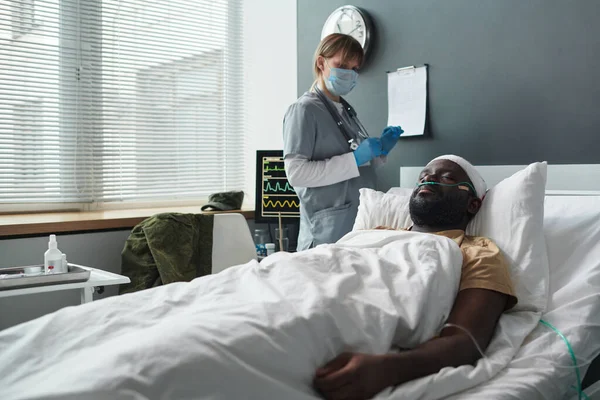 Young Injured Man Oxen Nasal Cannula Lying Bed Nurse Medical — Stock Photo, Image