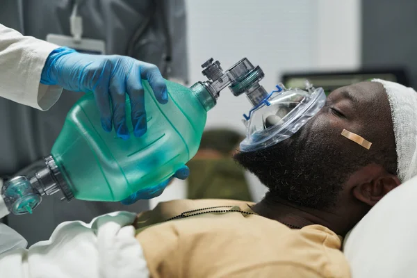 Hemşire Tarafından Tutulan Oksijen Maskesiyle Nefes Alırken Askeri Hastanede Yatan — Stok fotoğraf