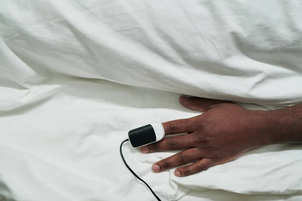 Hand Ung Afroamerikansk Manlig Patient Med Pulsoximeter Fingertoppen Liggandes Vit — Stockfoto
