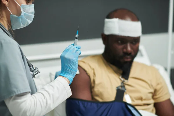 Nővér Kesztyűs Keze Orvosi Köpenyben Védőmaszk Injekció Elkészítéséhez Miközben Fecskendőt — Stock Fotó