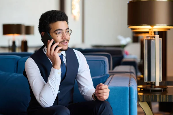 Fiatal Magabiztos Üzletember Formalwear Beszél Kollégával Vagy Ügyféllel Okostelefonon Miközben — Stock Fotó