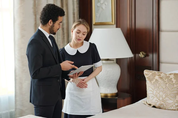 Självsäker Ägare Lyxiga Hotell Ger Instruktioner Till Kammarjungfru Samtidigt Pekar — Stockfoto