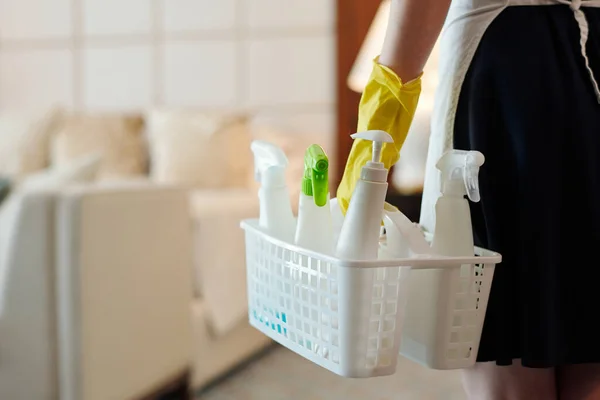 Close Van Huishoudster Rubberen Handschoenen Met Mand Met Plastic Flessen — Stockfoto