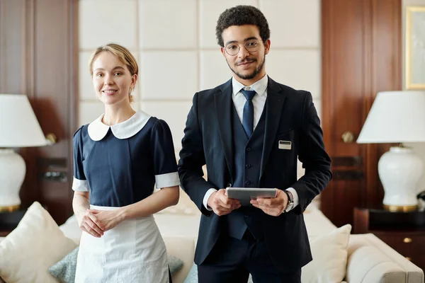Junges Erfolgreiches Personal Des Luxuriösen Fünf Sterne Hotels Steht Vor — Stockfoto