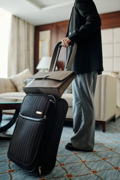 Otel Odasında Duran Siyah Bavul Gri Deri Çantalı Genç Bayan — Stok fotoğraf