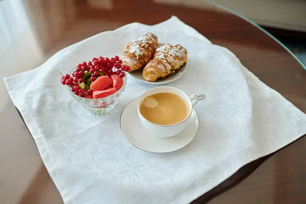 Frische Beerendessous Zwei Croissants Und Eine Tasse Kaffee Auf Weißer — Stockfoto