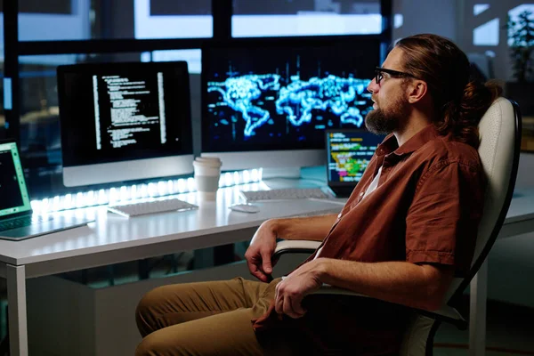 프로그래머가 저녁늦게 화면에 암호화 데이터를 직장에서 의자에 컴퓨터 — 스톡 사진