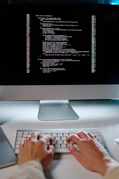 직장에서 컴퓨터 자료를 해독하고 프로그래머가 키보드로 타자를 — 스톡 사진