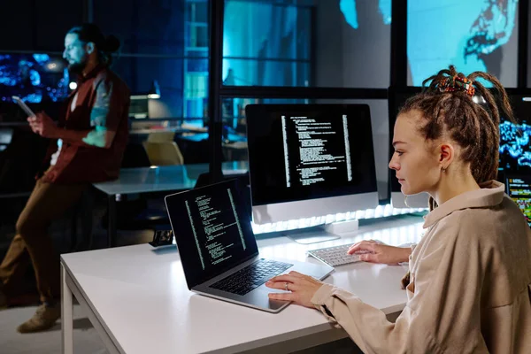 Komoly Női Programozó Raszta Dekódoló Adatokat Laptop Képernyőn Miközben Asztalnál — Stock Fotó