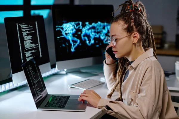 Молодий Зайнятий Інженер Окулярах Приймає Дзвінок Клієнта Перевіряє Інформацію Ноутбуці — стокове фото