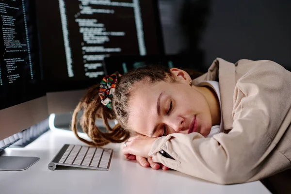 Молодая Утомленная Женщина Инженер Спит Головой Столе Компьютерной Клавиатурой Сидя — стоковое фото