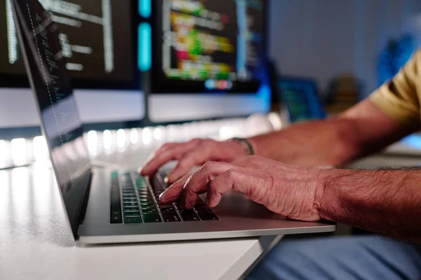 Εστίαση Στα Χέρια Του Ηλικιωμένου Αρσενικού Προγραμματιστή Δακτυλογραφώντας Στο Πληκτρολόγιο — Φωτογραφία Αρχείου