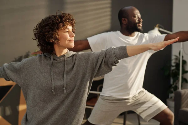 Gelukkig Jong Brunette Vrouw Grijs Hoodie Stretching Armen Tijdens Oefening — Stockfoto