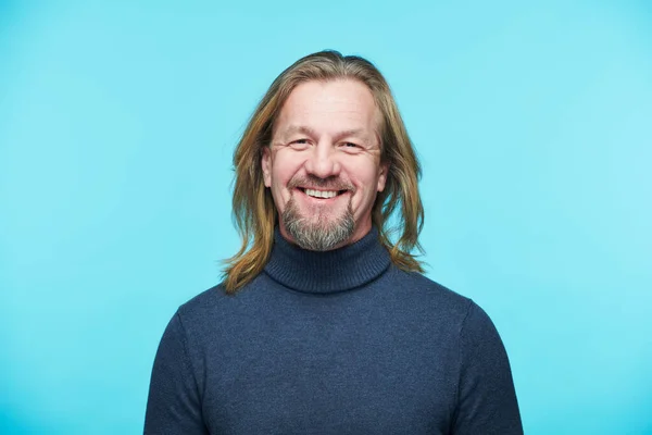 Porträtt Lycklig Man Polotröja Ler Mot Kameran Stående Mot Blå — Stockfoto