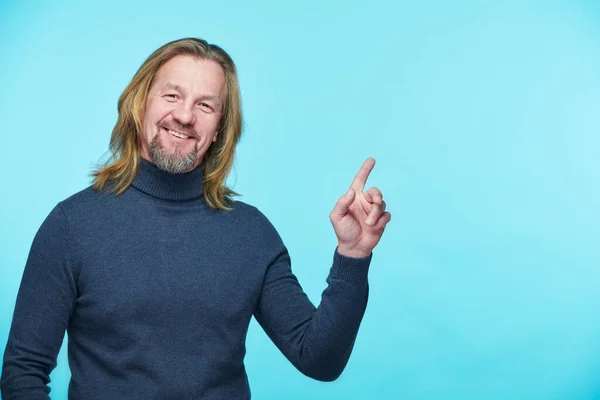 Portrait Mature Man Long Hair Smiling Camera While Pointing Empty — Stock Photo, Image