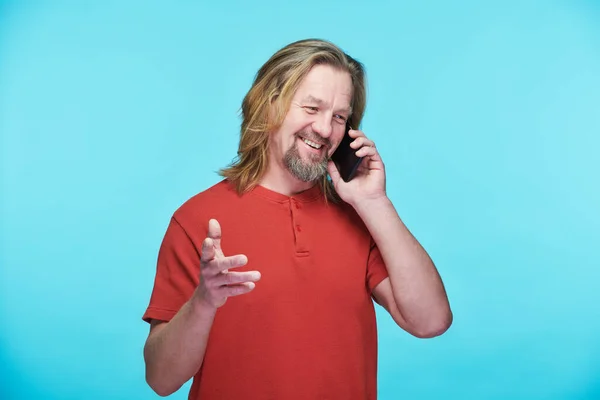 Gammal Man Röd Shirt Leende Samtidigt Samtal Mobiltelefon Isolerad Blå — Stockfoto