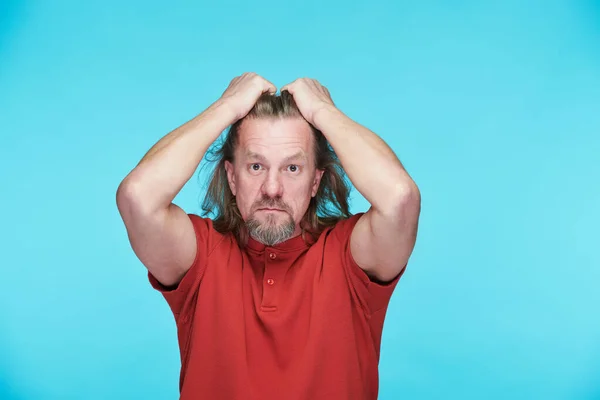 Portrait Furious Mature Man Holding Hair His Head Looking Camera — Stock Photo, Image