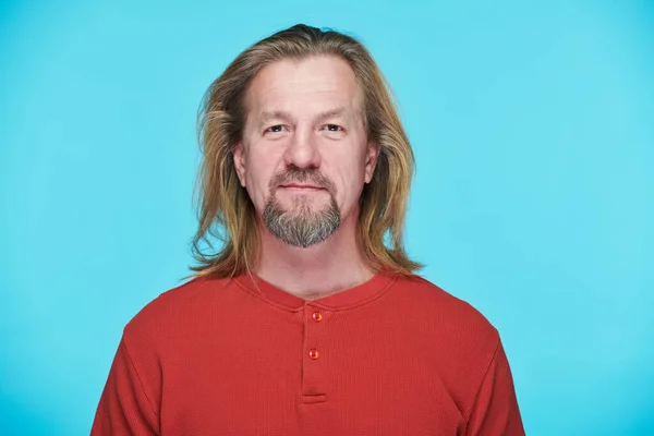 Mavi Arka Plandaki Kameraya Bakan Uzun Saçlı Olgun Bir Adamın — Stok fotoğraf