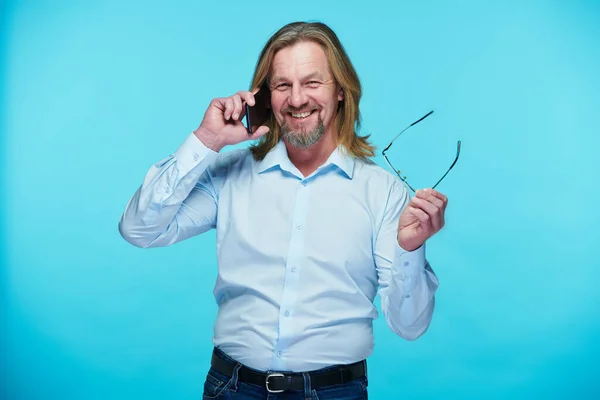 Homme Affaires Mature Avec Les Cheveux Longs Parlant Sur Téléphone — Photo