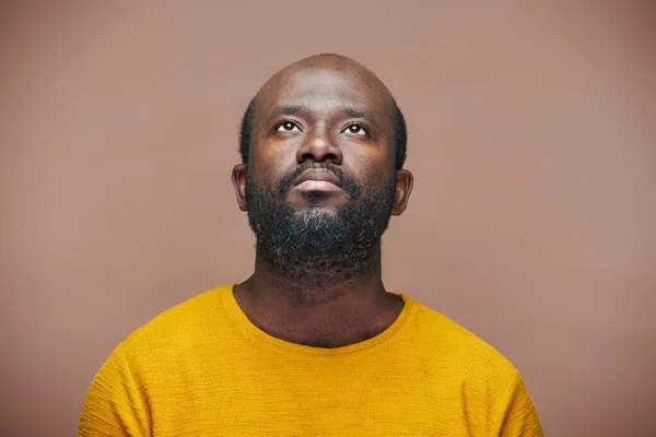 Afro Amerikai Férfi Portréja Aki Felnéz Barna Háttér Előtt Álló — Stock Fotó