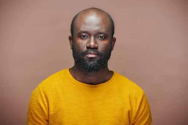 Portré Afro Amerikai Férfi Borosta Sárga Ingben Nézi Kamera Ellen — Stock Fotó