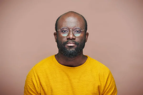 Egy Komoly Afro Amerikai Szemüveges Férfi Portréja Aki Barna Háttérrel — Stock Fotó
