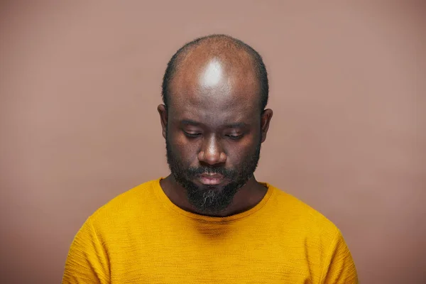 Портрет Афроамериканського Чоловіка Жовтій Сорочці Який Дивиться Вниз Сумним Виразом — стокове фото
