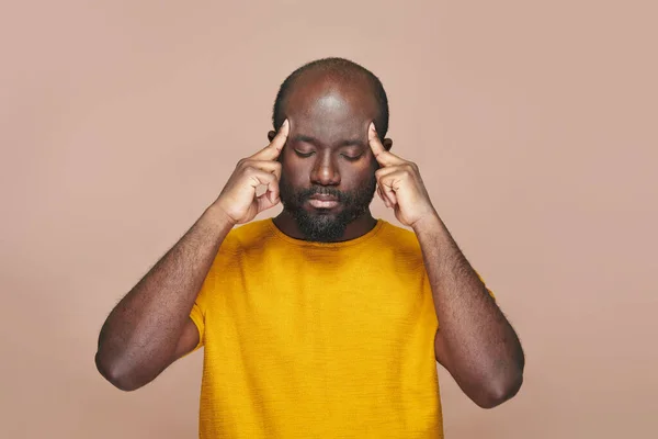 Hombre Afroamericano Contemplando Una Nueva Idea Sosteniendo Cabeza Con Las — Foto de Stock