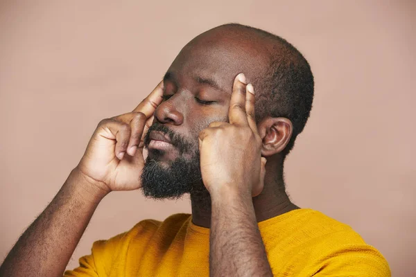 Hombre Afroamericano Concentrándose Con Los Ojos Cerrados Pensando Algo Contra — Foto de Stock
