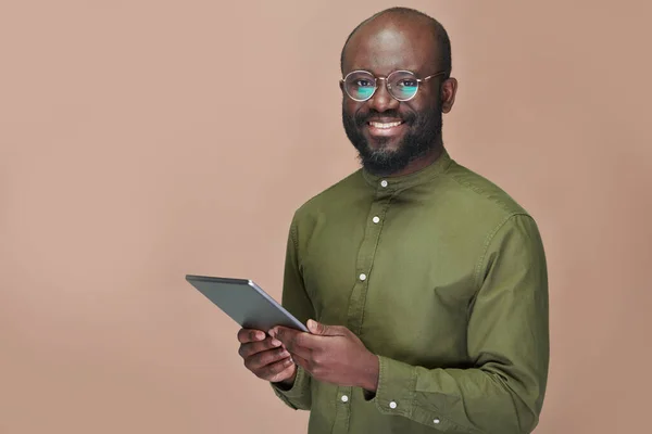 Retrato Hombre Afroamericano Con Anteojos Sonriendo Cámara Mientras Usa Tableta — Foto de Stock