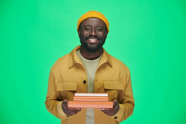 Portret Van Afro Amerikaanse Man Glimlachend Camera Met Stapel Boeken — Stockfoto
