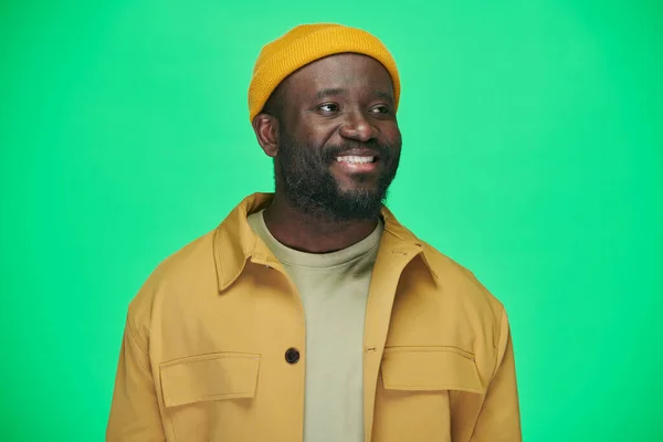 緑を背景に立ちながら スタイリッシュな服と帽子の笑顔でアフリカ系アメリカ人の男性の肖像画 — ストック写真