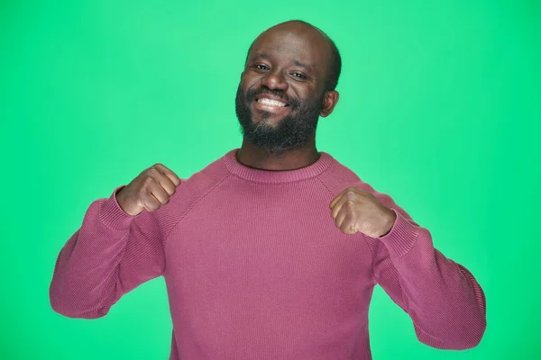 Portret Van Een Afro Amerikaanse Gelukkige Man Die Trots Glimlachend — Stockfoto