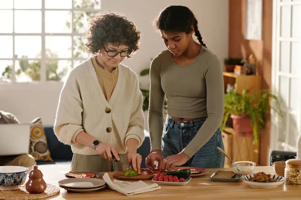 Mamma Preparare Colazione Insieme Sua Figlia Cucina Tagliano Verdure Fresche — Foto Stock