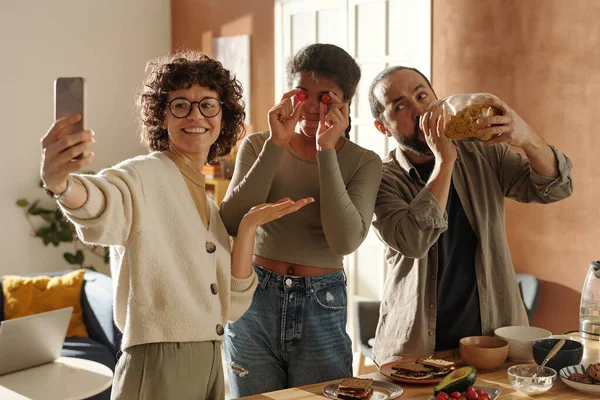 Kişilik Mutlu Bir Aile Birlikte Kahvaltı Hazırlarken Akıllı Telefondan Evlat — Stok fotoğraf