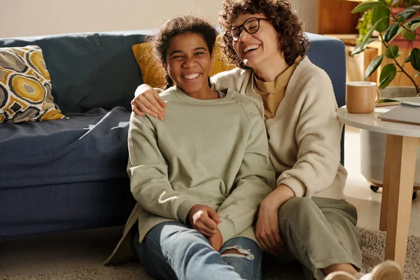 Portrait Happy Mom Spending Time Her Adopted Daughter Sitting Floor — Stock Photo, Image