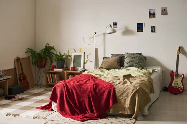 Imagen Horizontal Del Dormitorio Adolescente Moderno Con Acogedora Cama Guitarra — Foto de Stock