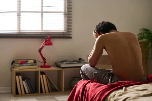 Вид Ззаду Молодого Чоловіка Депресії Сидить Сам Своїй Спальні Стурбований — стокове фото