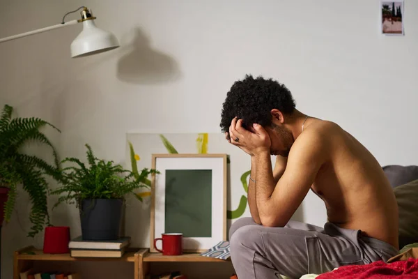 Depresyondaki Genç Adam Yatak Odasında Otururken Kendi Sorunları Için Endişeleniyor — Stok fotoğraf
