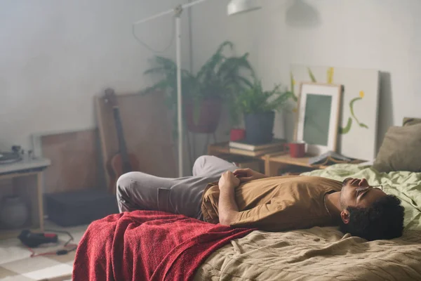 Молодий Чоловік Лежить Ліжку Спальні Серед Диму Депресивному Стані — стокове фото
