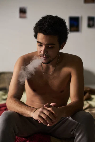 Imagem Vertical Jovem Deprimido Fumando Sentado Cama Sozinho Quarto — Fotografia de Stock