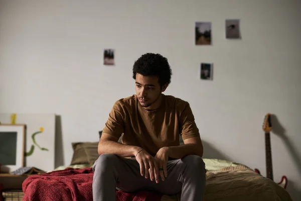 Junger Mann Denkt Über Seine Probleme Nach Während Allein Bett — Stockfoto