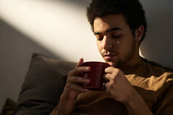 Melankoli Içindeki Genç Adam Sıcak Kahvenin Tadını Çıkarıyor Hayatını Düşünüyor — Stok fotoğraf