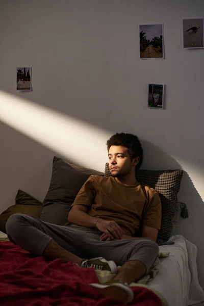 Młody Człowiek Martwi Się Swoje Problemy Życiowe Siedząc Samotnie Łóżku — Zdjęcie stockowe